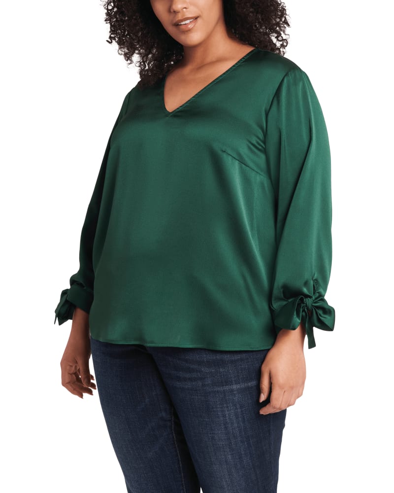 Front of a model wearing a size 1X Aubree Tie Sleeve Blouse in Alpine Green by CeCe. | dia_product_style_image_id:263897